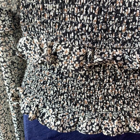 ASTR the Label Black and White Ditsy Floral Smocked Peasant Blouse Size L - Picture 5 of 8